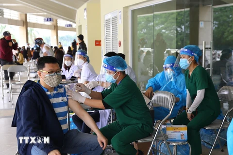 Một người Hàn Quốc được tiêm vaccine mũi 2 chiều 18/11. (Ảnh: Hoàng Hiếu/TTXVN) 