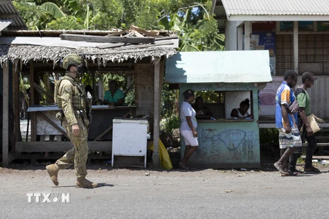 Binh sỹ Australia tuần tra tại Honiara, quần đảo Solomon, ngày 27/11/2021. (Ảnh: AFP/TTXVN)