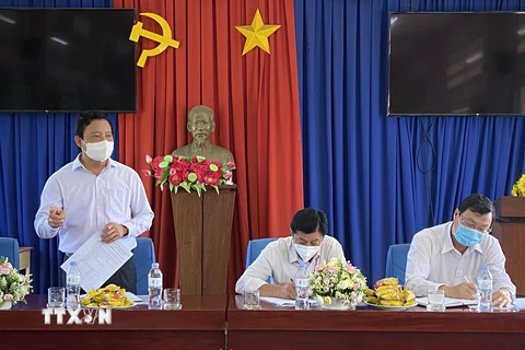  Phó Chủ tịch UBND tỉnh Long An Phạm Tấn Hòa làm việc tại huyện Bến Lức. (Ảnh: Đức Hạnh/TTXVN)