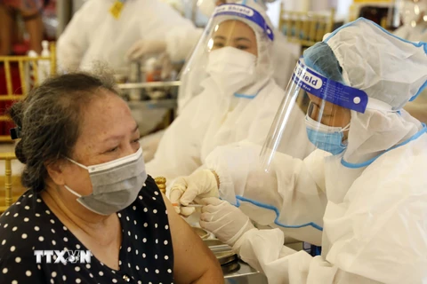 Những thành tựu Việt Nam đạt được trong đại dịch COVID-19 cũng chính là những thành tựu bảo vệ và thúc đẩy quyền con người đáng ghi nhận. Trong ảnh: Nhân viên y tế Bệnh viện Bạch Mai tiêm vaccine cho người trên 65 tuổi trên địa bàn quận Hai Bà Trưng (Hà N