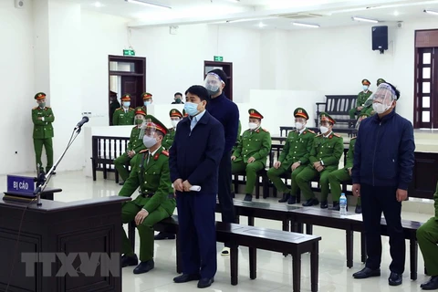 Bị cáo Nguyễn Đức Chung và đồng phạm tại phiên tòa. (Ảnh: Phạm Kiên/TTXVN) 