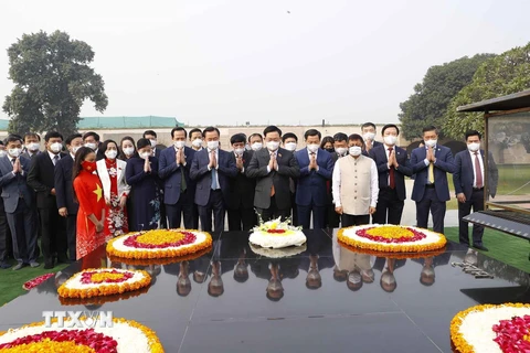 Chủ tịch Quốc hội Vương Đình Huệ dâng hoa tưởng niệm cố Thủ tướng Mahatma Gandhi. (Ảnh: Doãn Tấn/TTXVN) 