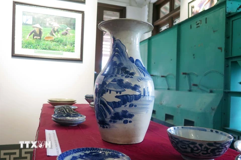 Một số cổ vật được hiến tặng cho Bảo tàng tỉnh Thái Nguyên tại buổi lễ. (Ảnh: Trần Trang/TTXVN)