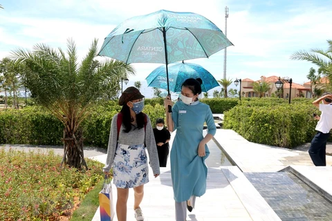 Những du khách đầu tiên đến tham quan Centara Mirage Resort (thành phố Phan Thiết) trong giai đoạn bình thường mới. (Ảnh: Nguyễn Thanh/TTXVN) 