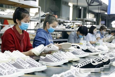 Sản xuất giày xuất khẩu sang thị trường châu Âu tại Công ty TNHH Hóa dệt Hà Tây. (Ảnh: Trần Việt/TTXVN) 
