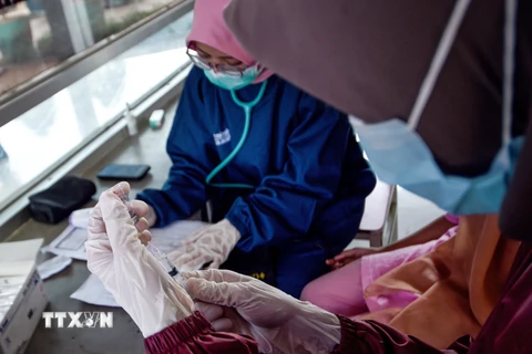 Một điểm tiêm vaccine ngừa COVID-19 tại South Tangerang, tỉnh Banten, Indonesia. (Ảnh: THX/TTXVN)