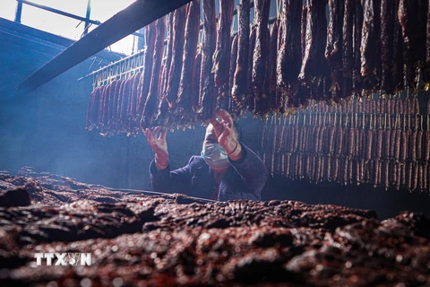 Các mặt hàng đặc sản như thịt trâu sấy, lợn sấy, lạc xưởng của Lai Châu rất được thị trường ưa chuộng. (Ảnh: Nguyễn Oanh/TTXVN) 