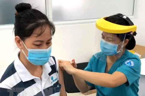 Tiêm vaccine phòng COVID-19 cho công nhân tại Khu chế xuất Tân Thuận. (Ảnh: TTXVN phát)