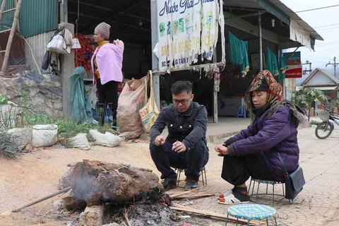 Người dân ở xã Mường Phăng (thành phố Điện Biên Phủ) thuộc khu vực ngoài lòng chảo Mường Thanh đốt lửa sưởi ấm lúc sáng sớm. (Ảnh: Xuân Tiến/TTXVN) 