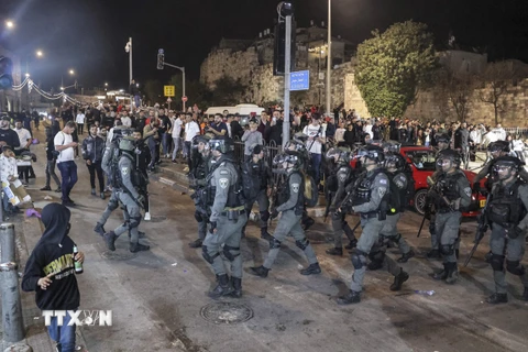 Cảnh sát Israel đụng độ với người Palestine ở Thành cổ Jerusalem ngày 3/4. (Ảnh: AFP/TTXVN)