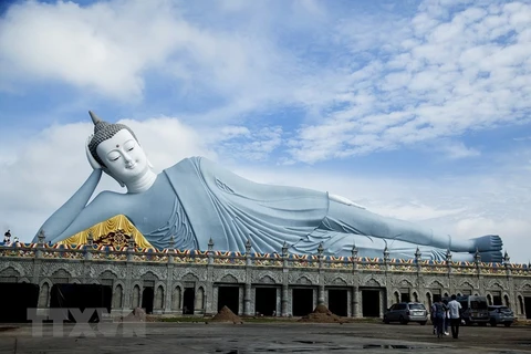 Tượng Phật Thích Ca nhập niết bàn lớn nhất tại Việt Nam trong khuôn viên chùa Som Rong. (Ảnh: Hồng Đạt/TTXVN) 
