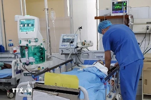 Các bác sỹ khoa Hồi sức tích cực Bệnh viện Đa khoa Lâm Đồng điều trị cho bệnh nhân thứ 3 trong vụ ngộ độc rượu. (Ảnh: TTXVN phát)