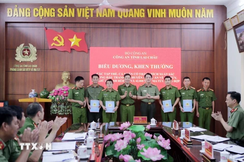 Đại tá Nguyễn Viết Giang, Giám đốc Công an tỉnh Lai Châu thưởng nóng cho các lực lượng tham gia phá thành công 4 chuyên án, vụ án về ma túy. (Ảnh: Quý Trung/TTXVN)