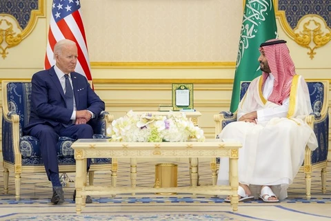 Thái tử Saudi Arabia Mohammed bin Salman Al Saud (phải) trong cuộc gặp Tổng thống Mỹ Joe Biden đang ở thăm Jeddah, ngày 15/7/2022. (Ảnh: THX/TTXVN)