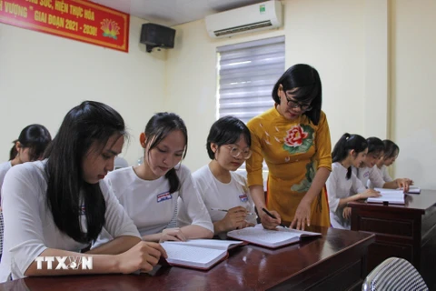 Lớp 12B5, trường Trung học phổ thông Triệu Sơn 4, tỉnh Thanh Hóa có 7 học sinh đạt điểm 10; 30 học sinh đạt điểm 9 môn Lịch sử; điểm trung bình môn Sử của lớp đạt 9,14 điểm. (Ảnh: TTXVN phát)