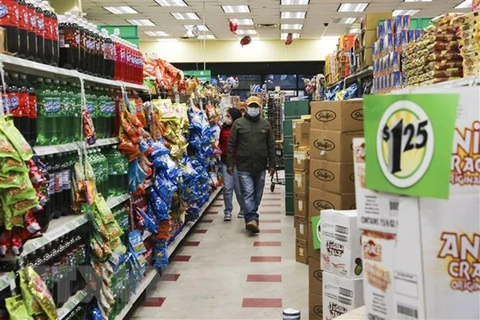 Người dân mua sắm tại một cửa hàng ở New York, Mỹ. (Ảnh: THX/TTXVN) 