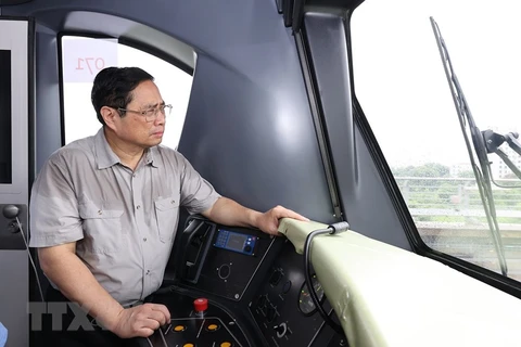 Thủ tướng Phạm Minh Chính kiểm tra tàu vận hành từ ga S8 đến Nhổn. (Ảnh: Dương Giang/TTXVN) 