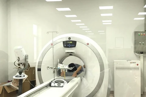 Điều trị, chụp chiếu cho bệnh nhân tại một bệnh viện. (Ảnh: PV/Vietnam+) 