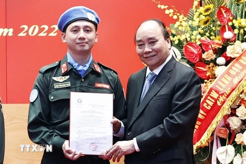 Chủ tịch nước Nguyễn Xuân Phúc trao Quyết định cho Trung tá Nguyễn Ngọc Hải làm nhiệm vụ tại trụ sở Liên hợp quốc. (Ảnh: Thống Nhất/TTXVN) 