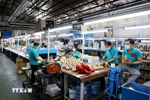  Xưởng sản xuất giày của Công ty TNHH Giày Gia Định, thành phố Thủ Đức. (Ảnh: Hồng Đạt/TTXVN)