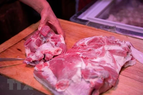 Một quầy bán thịt lợn tại chợ ở Bắc Kinh, Trung Quốc. (Ảnh: AFP/TTXVN) 