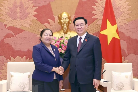 Chủ tịch Quốc hội Vương Đình Huệ tiếp Trưởng Ban Tổ chức Trung ương Đảng NDCM Lào Sisay Leudetmounsone. (Ảnh: Doãn Tấn/TTXVN) 