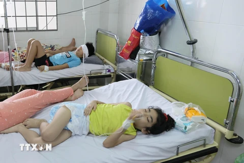 Nhiều học sinh ở Trường iSchool Nha Trang nhập viện với các trị chứng rối loạn tiêu hóa, nghi ngộ độc thực phẩm. (Ảnh: Đặng Tuấn/TTXVN) 