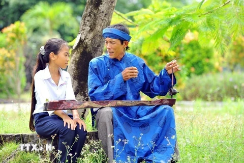 Nghệ nhân đàn bầu Lý Văn tới, ấp 3, thị trấn Gành Hào, huyện Đông Hải truyền dạy hát đờn ca tài tử cho thế hệ sau. (Ảnh: Minh Đức/TTXVN) 
