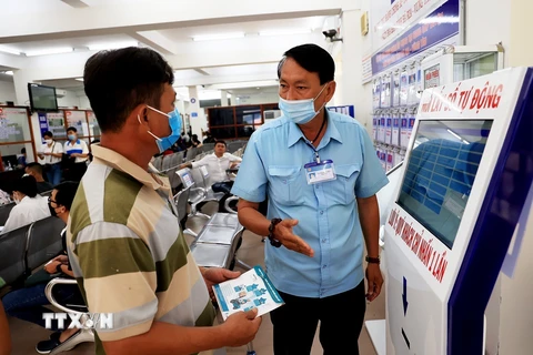 Người dân được hướng dẫn cách thức làm thủ tục hành chính theo công nghệ số tại Bộ phận một cửa thành phố Vũng Tàu. (Ảnh: Hồng Đạt/TTXVN)