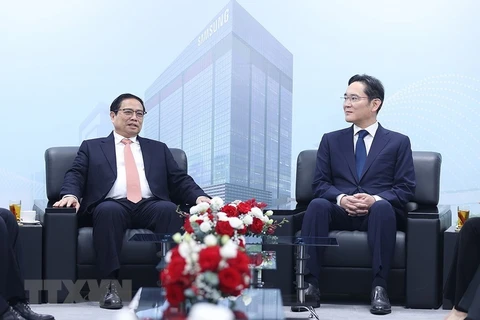 Thủ tướng Phạm Minh Chính và Chủ tịch Samsung Electronics Lee Jae-yong. (Ảnh: Dương Giang/TTXVN)