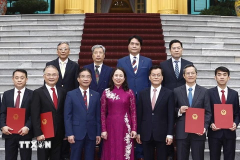 Quyền Chủ tịch nước Võ Thị Ánh Xuân trao quyết định bổ nhiệm cho các đại sứ. (Ảnh: Thống Nhất/TTXVN) 