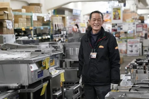 Người đàn ông 73 tuổi làm nhân viên bán hàng tại một cửa hàng ở Tokyo. (Nguồn: Bloomberg) 