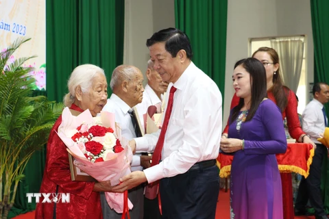 Bí thư Tỉnh ủy Vĩnh Long Bùi Văn Nghiêm trao Huy hiệu Đảng cho các đảng viên cao niên tuổi Đảng. (Ảnh: Lê Thúy Hằng/TTXVN) 