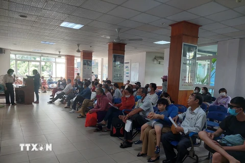 Bệnh nhân đến thăm khám bệnh đau mắt đỏ tại Bệnh viện Mắt thành phố Đà Nẵng tăng đột biến. (Ảnh: Văn Dũng/TTXVN)