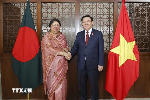 Chủ tịch Quốc hội Vương Đình Huệ và Chủ tịch Quốc hội Bangladesh Shirin Sharmin Chaudhury chụp ảnh chung. (Ảnh: Doãn Tấn/TTXVN) 