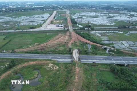 Nút giao Dung Quất-Trì Bình và Cao tốc Đà Nẵng-Quãng Ngãi còn dang dở đã dừng thi công nhiều năm qua. (Ảnh: TTXVN phát) 