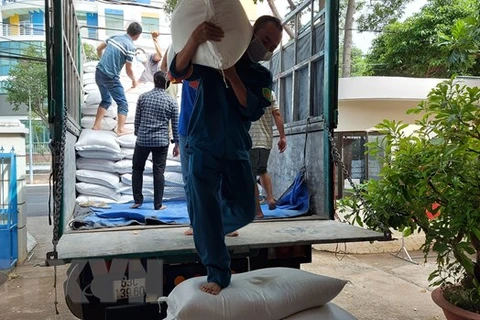 Ủy ban nhân dân phường 7 thành phố Vũng Tàu huy động lực lượng từ Ban chỉ huy Quân sự phường, các đoàn thể tiếp nhận gạo. (Ảnh: TTXVN phát)