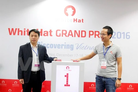 Ông Nguyễn Huy Dũng, Phó Cục trưởng Cục An toàn thông tin (trái) và ông Ngô Tuấn Anh khai mạc cuộc thi hacker mũ trắng. (Ảnh: T.H/Vietnam+) 