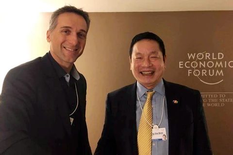 Ông Trương Gia Binh (trái) trong cuộc gặp với ông Eric Rondolat-CEO của Philips Lighting bên lề WEF. (Nguồn: FPT)