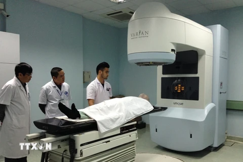 Áp dụng kỹ thuật xạ trị mới trong điều trị ung thư tại Bệnh viện Ung bướu Hà Nội. (Ảnh: TTXVN/Vietnam+)