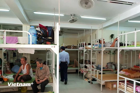 Người nhà người bệnh ở trong nhà nghỉ trọ tại Bệnh viện Việt Đức. (Ảnh: T.G/Vietnam+)