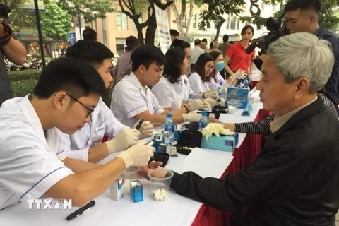 Bác sỹ khám sàng lọc bệnh đái tháo đường cho người dân. (Ảnh: TTXVN/Vietnam+)