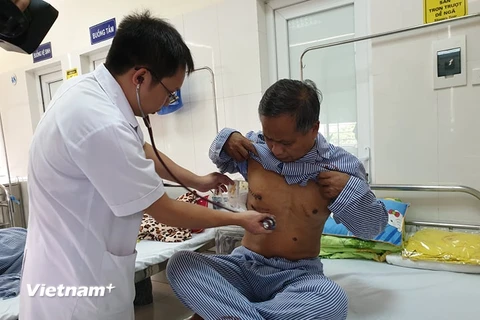 Bác sỹ khám, điều trị cho bệnh nhân mắc bệnh lao tại Bệnh viện Phổi Trung ương. (Ảnh: T.G/Vietnam+)