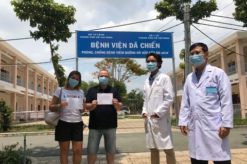 Các bệnh nhân người nước ngoài được công bố khỏi bệnh tại Việt Nam. (Ảnh: Vietnam+)