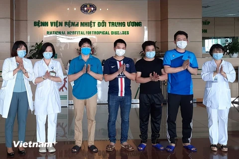 Bệnh nhân mắc COVID-19 được Bệnh viện Bệnh nhiệt đới Trung ương công bố khỏi bệnh ngày 2/6. (Ảnh: PV/Vietnam+)