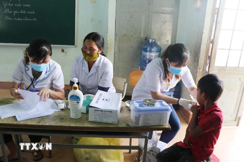 Nhân viên y tế khám sàn lọc và tiêm vắcxin phòng bệnh bạch hầu cho trẻ em dưới 7 tuổi tại tỉnh Đắk Lắk. (Ảnh: Nguyễn Tuấn/TTXVN)