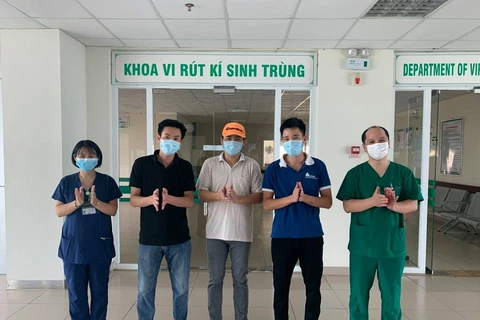 Các bệnh nhân mắc COVID-19 được Bệnh viện Bệnh Nhiệt đới Trung ương công bố khỏi bệnh trong ngày 20/7. (Ảnh: PV/Vietnam+)