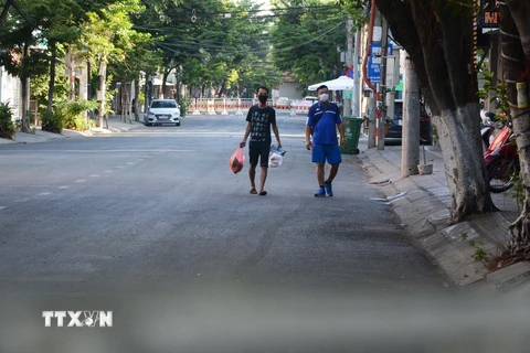 Cuộc sống của người dân trong khu vực phong tỏa tại Đà Nẵng. (Ảnh: Văn Dũng/TTXVN)