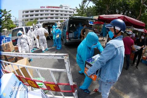 Tổ chức tiếp nhận các nhu yếu phẩm thiết yếu dành cho cho đội ngũ nhân lực y tế tại khu vực Bệnh viện C Đà Nẵng. (Ảnh: Trần Lê Lâm/TTXVN)