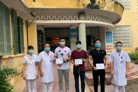 3 bệnh nhân mắc COVID-19 tại Bệnh viện đa khoa tỉnh Nam Định được công bố khỏi bệnh. (Ảnh: PV/Vietnam+)